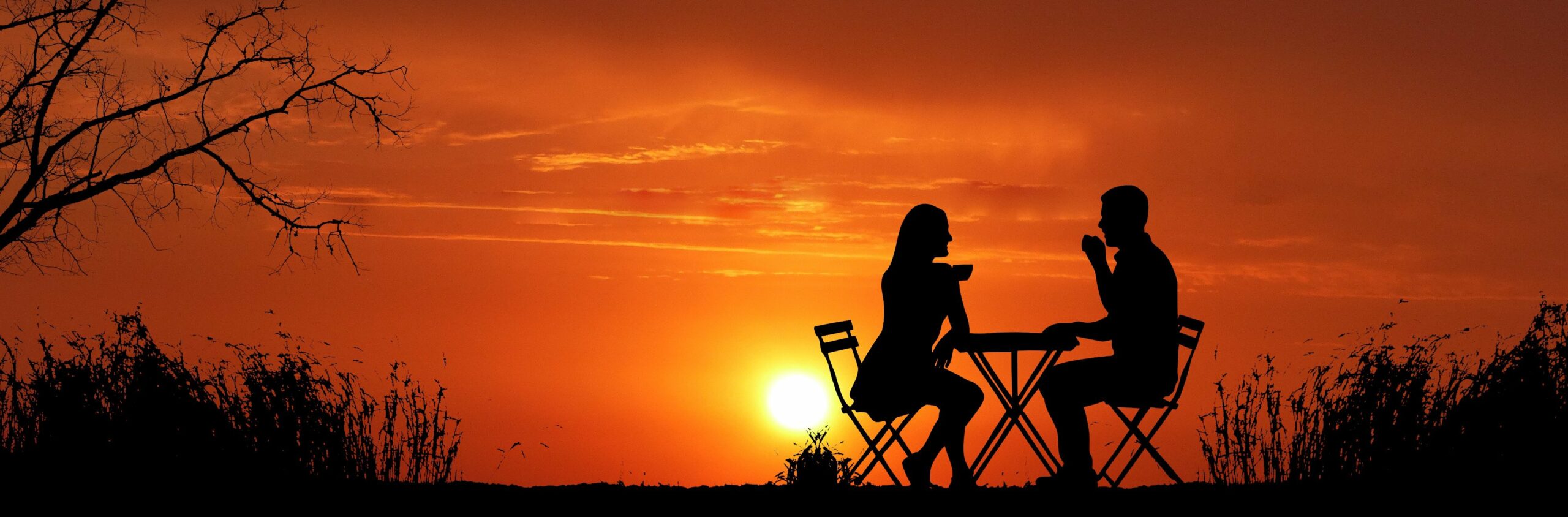 photo de couple amoureux sous le soleil couchant